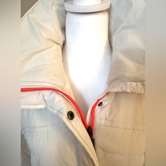 Roxy White Puffer Jacket Quilted with Detachable Hood - Picture 9 of 10